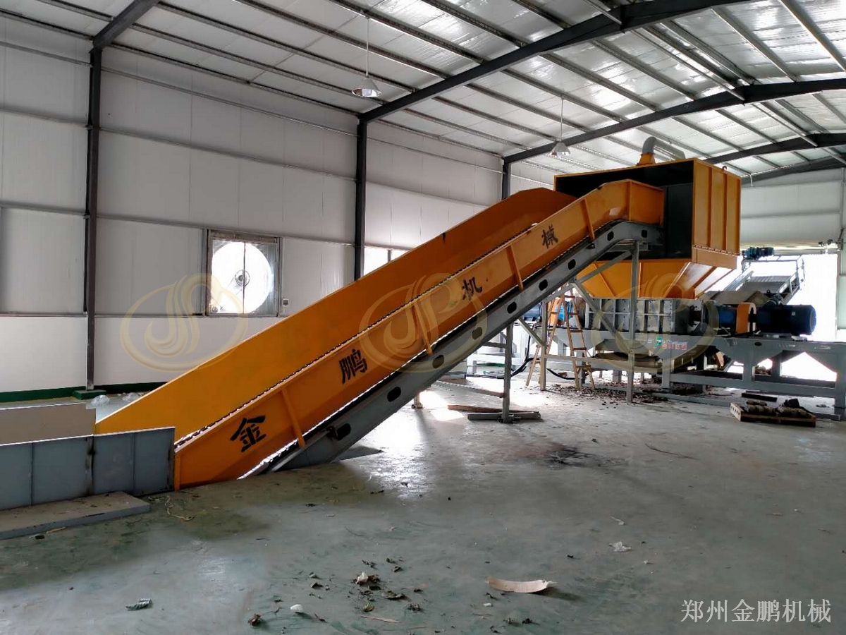 郑州金鹏废旧牛仔布粉碎机：厚重纺织物撕碎与粗破处理
