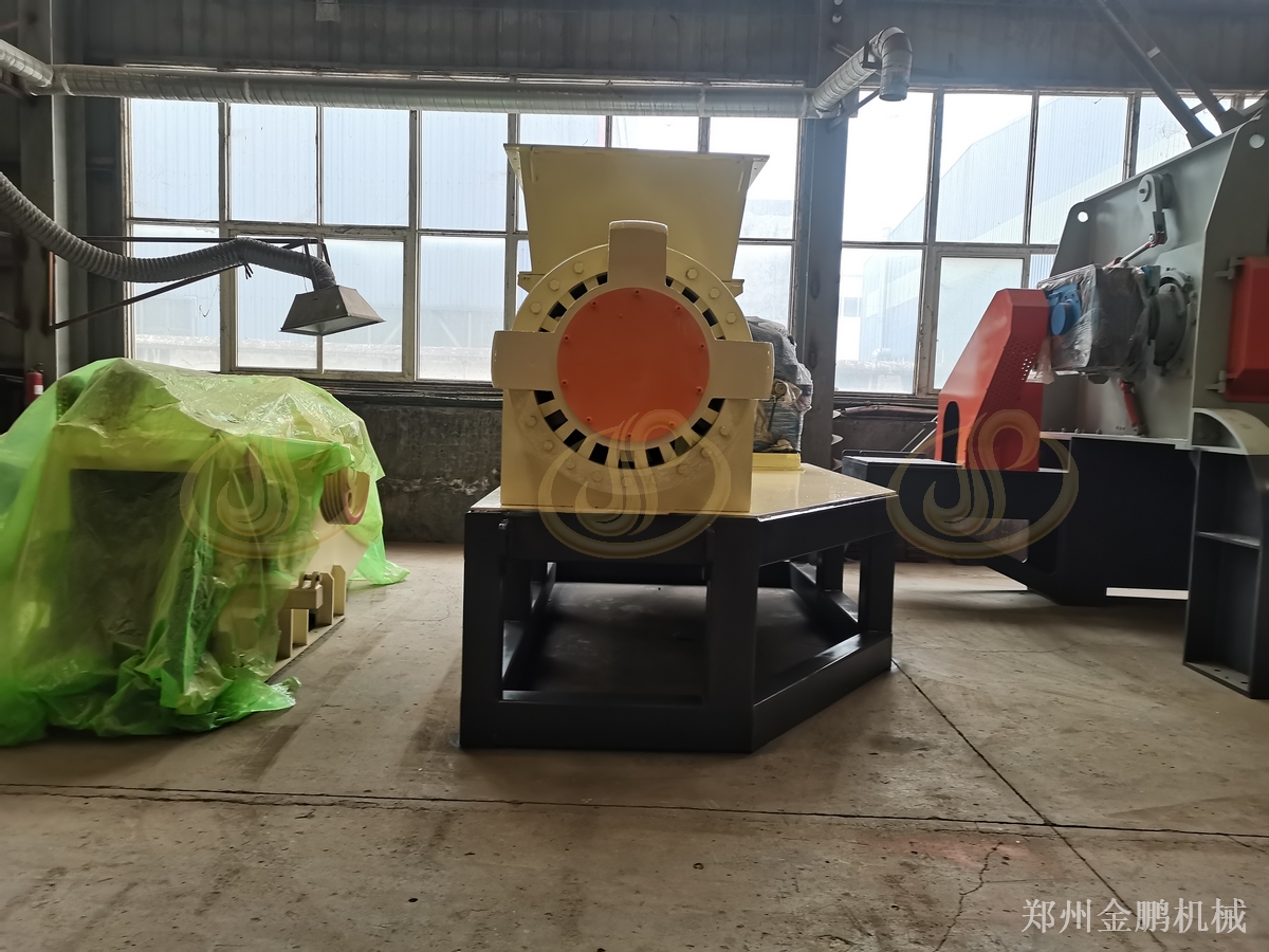 整只吨包袋进入郑州金鹏吨包袋破碎机